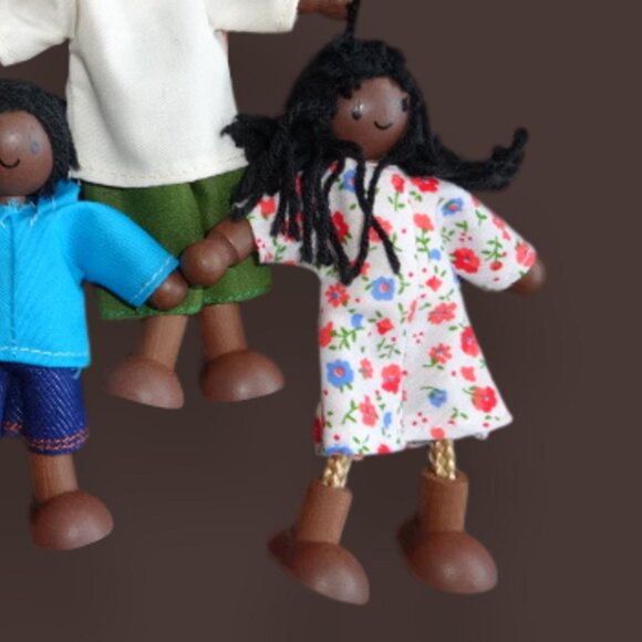PlanToys Dollhouse Dolls Dark Skin Tone Family - Picture 6 of 9